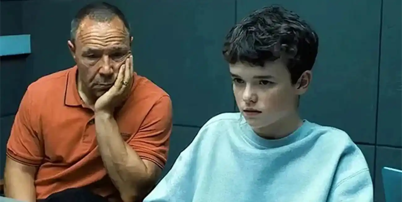 Stephen Graham (izquierda) y Owen Cooper en una escena de "Adolescencia" (2025), la serie televisiva que gira en torno a Jamie Miller, un niño de 13 años que es arrestado tras ser acusado de asesinar a una compañera de clase.