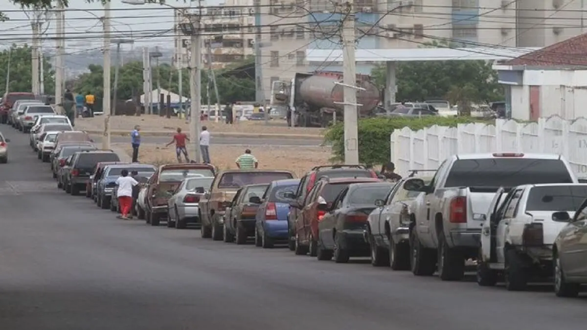 ¡AUNQUE DIGAN QUE HACEN DE TODO! LAS COLAS INTERMINABLES de gasolina no cesan en Lara