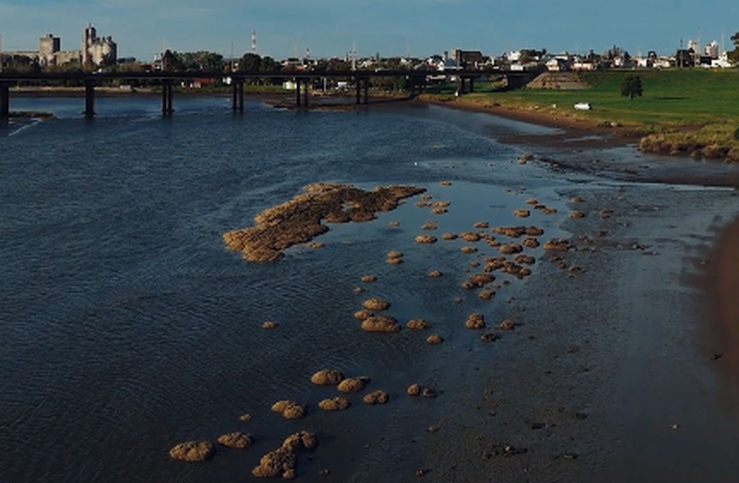 Fuerte bajante del río Quequén
