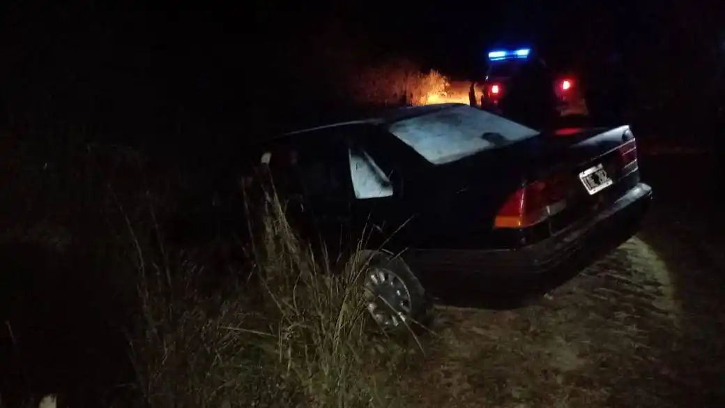 Un automóvil rescatado por los bomberos luego de un accidente