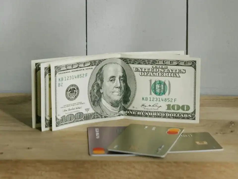 El Banco Central habilitó el pago en dólares con tarjeta de débito.