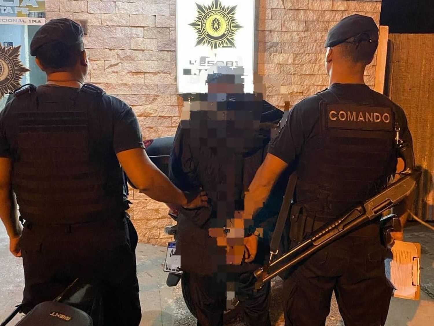 Sorprendieron a un intruso dentro del patio de una casa: quedó detenido