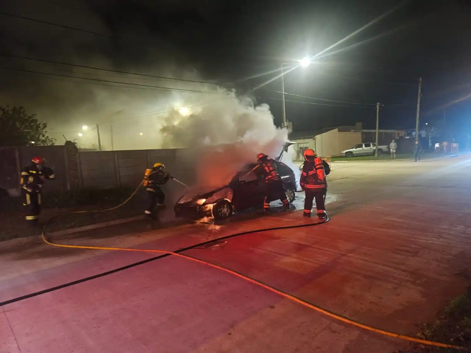 Los bomberos en plena tarea.
