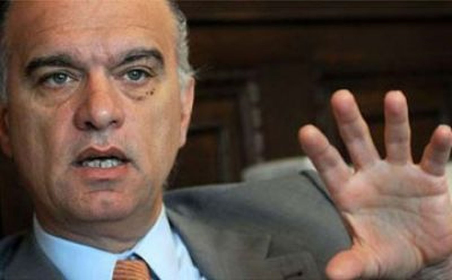 Grindetti dio el aumento a los municipales por decreto