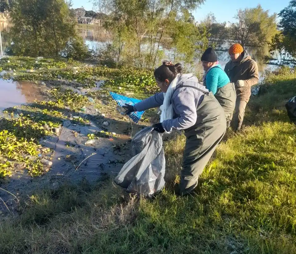 Tras la bajante del río Uruguay, la municipalidad realiza reconexiones de medidores y limpieza del arroyo Manzores