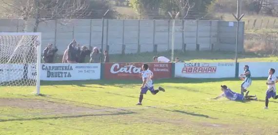 Centro Bancario goleó a El Progreso y sigue soñando