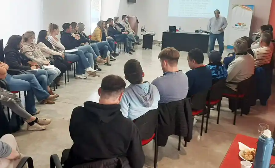 Capacitaron a funcionarios municipales en San Cayetano