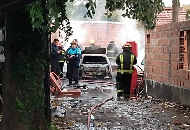 Bomberos trabajan entre los restos calcinados de la vivienda donde murió un hombre y resultó herida su familia. FOTO: La Capital.