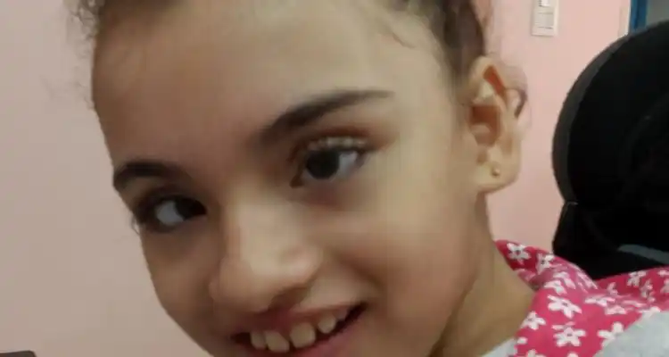 La nena discapacitada víctima de una broma se llama Micaela y necesita dinero para una operación