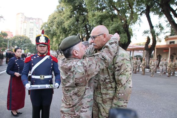 A 40 años de Malvinas, el veterano Mingo Novaro recibió la máxima condecoración de Caballería: Granadero de Los Andes