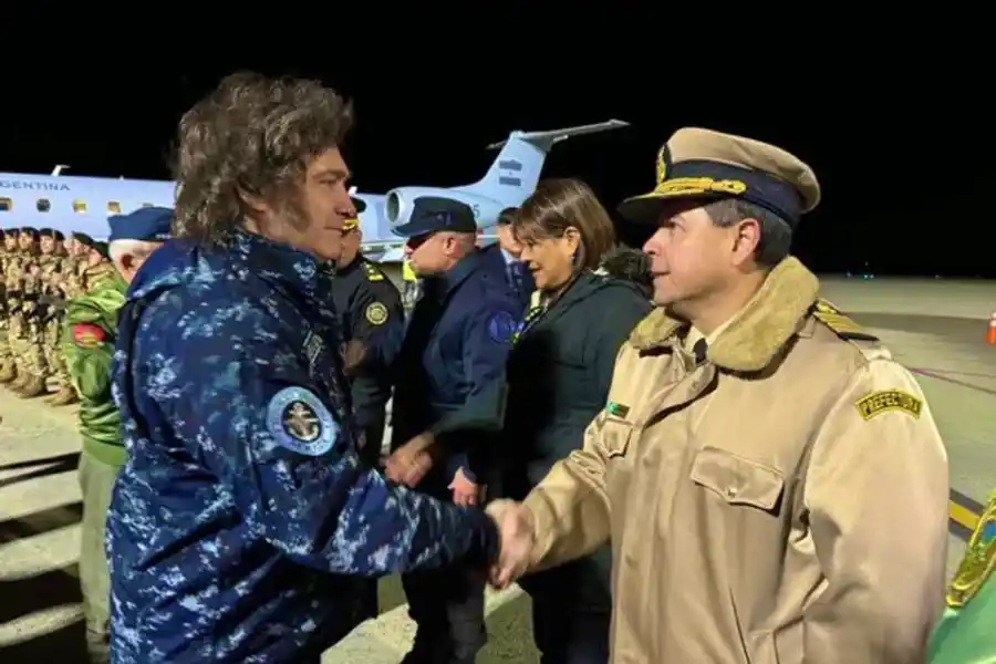 Milei y Richardson encabezan la firma del convenio para el traspaso del nuevo Hércules C-130 a la Fuerza Aérea