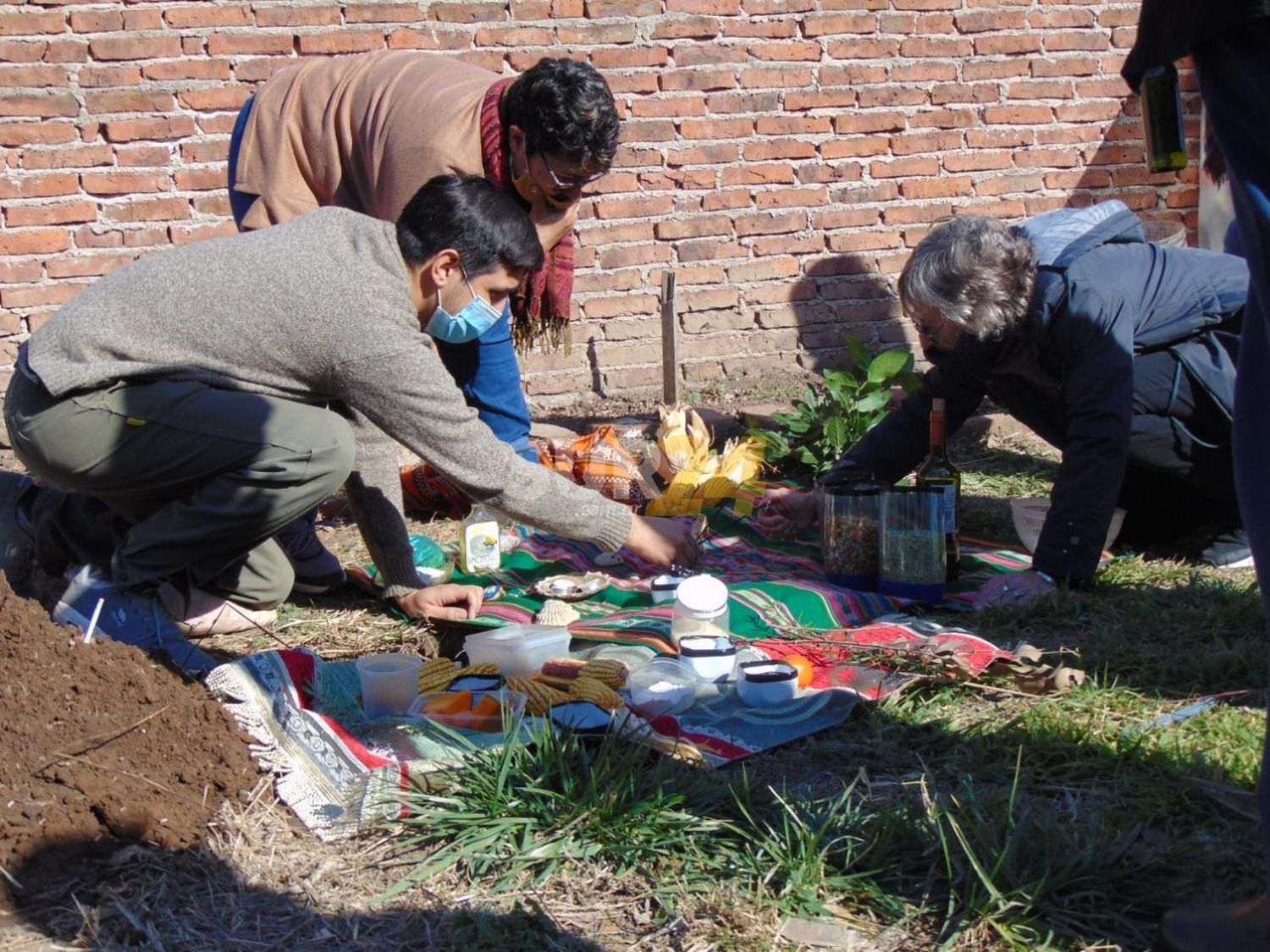 Gran Corpachada para agradecer a la Pachamama en Manos a la Tierra  