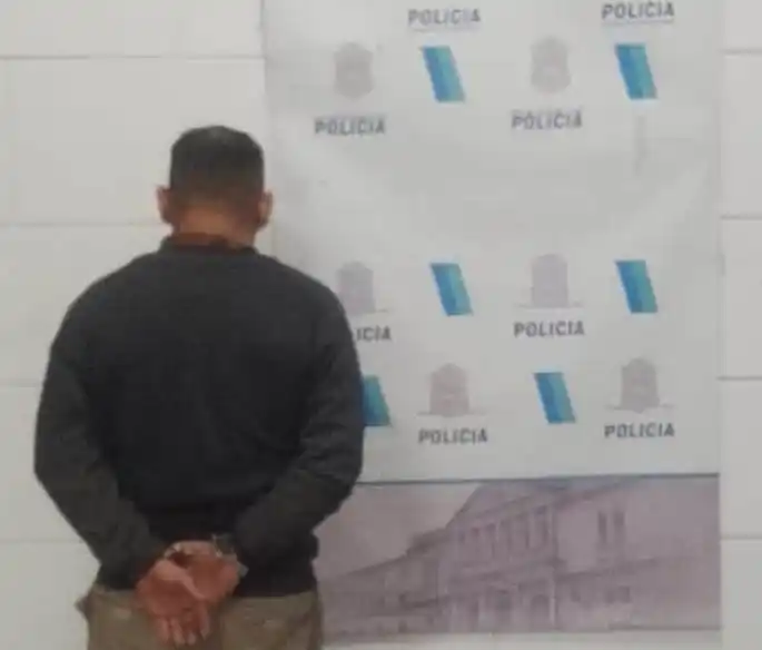 Fue aprehendido por agredir a su pareja y encontraron que portaba un arma casera