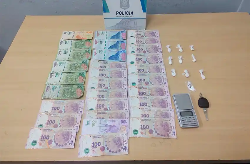 Llevaba cocaína en dos medias, una balanza y dinero: lo atraparon cuando quiso escapar