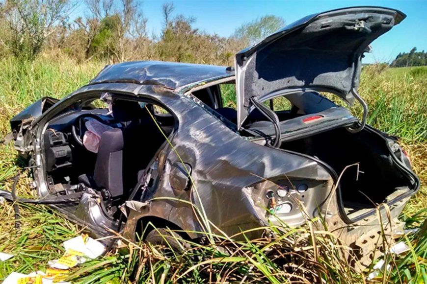 Un conductor despistó con su auto y fue rescatado luego de caer en un bañado