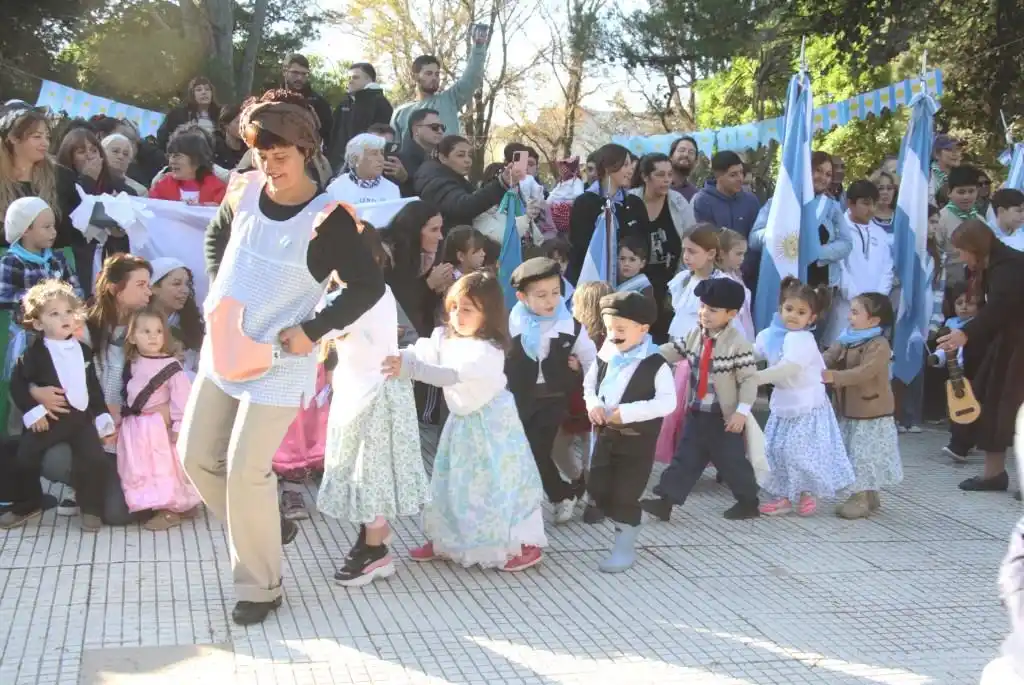 El acto en Claromecó contó con muy buena concurrencia de público y la participación de instituciones en la Plaza Luis Piedrabuena