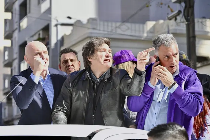 Milei cierra la campaña en el club Villa Ángela de Moreno
