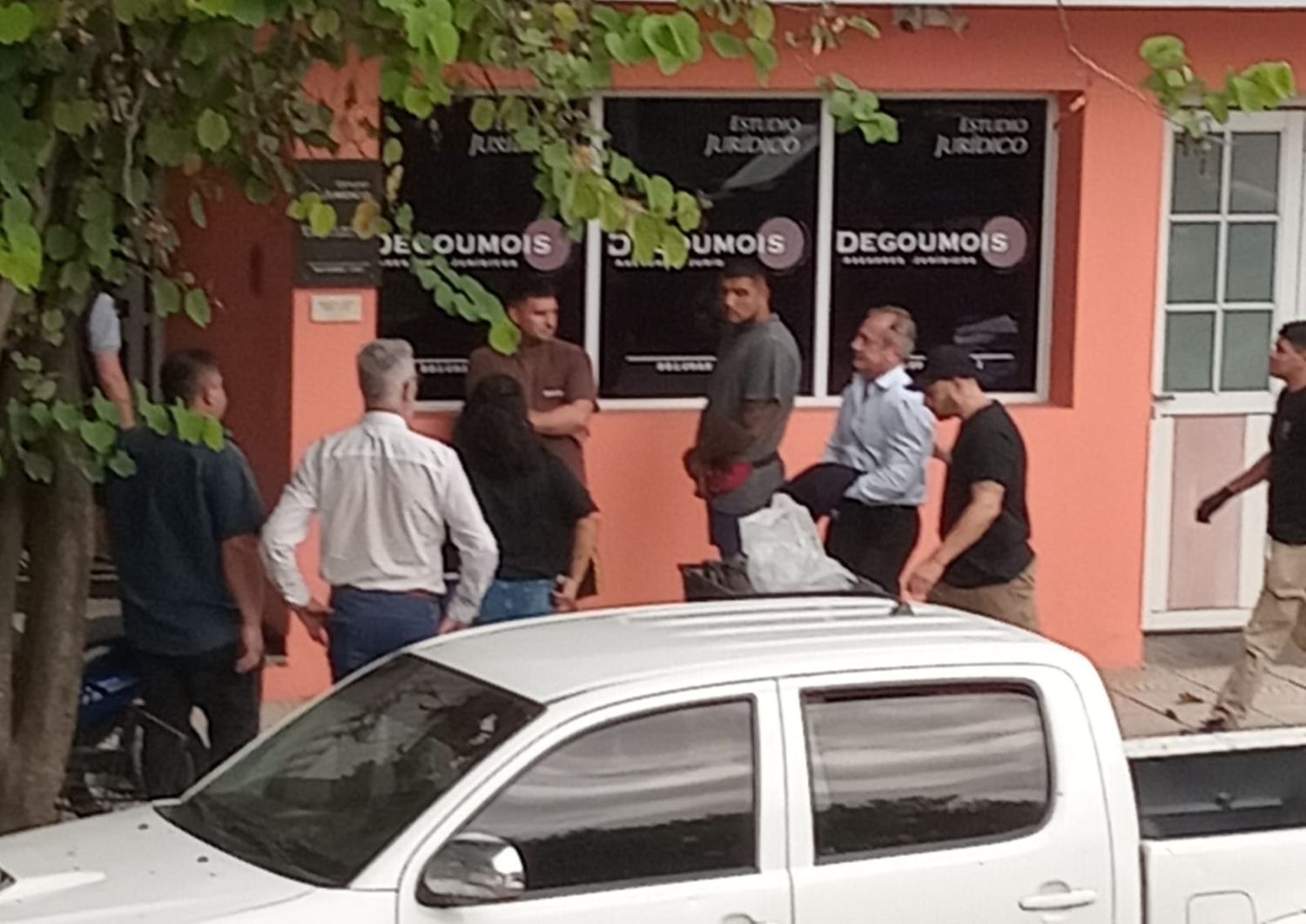 El momento que Ricardo Ceferino Degoumois es ingresado a su estudio.