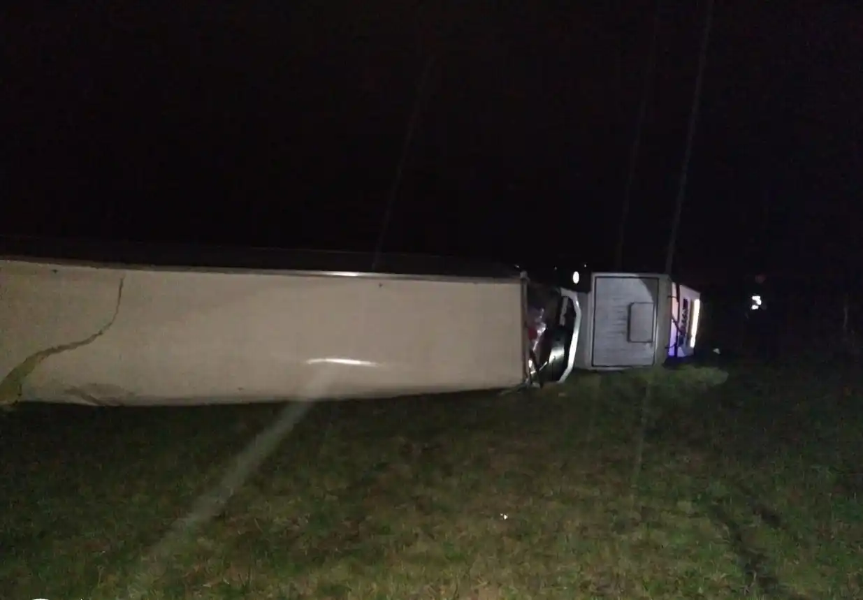 Un camión volcó en cercanías de Hernández