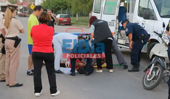 Cayó de su moto tras chocar con la puerta de un auto y se fracturó