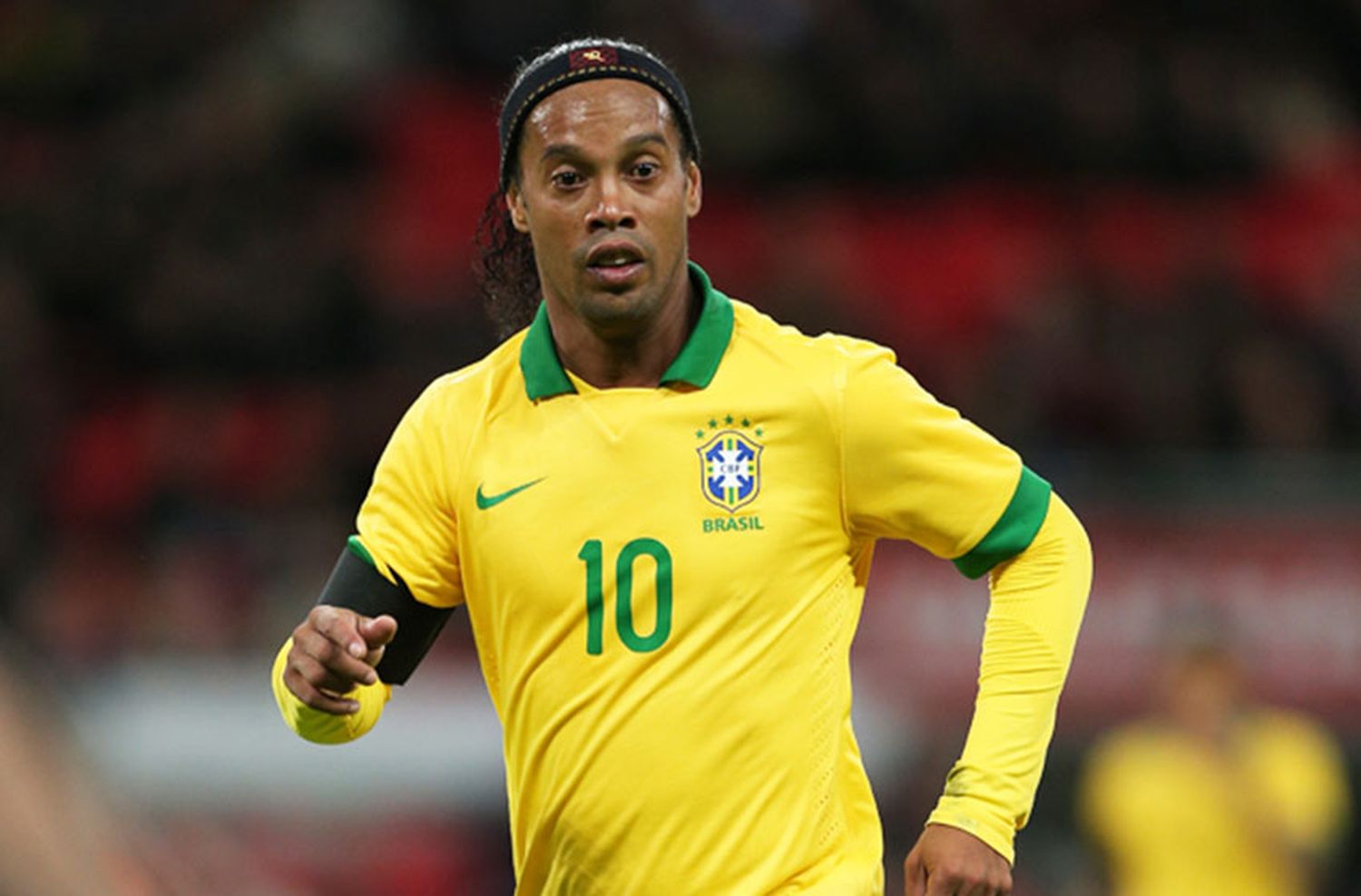 Ronaldinho anunció su retiro definitivo