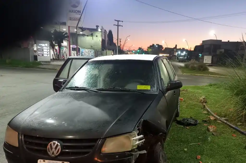 Santa Fe: un taxista impactó contra la rotonda del Puente Negro por evitar chocar a dos motos