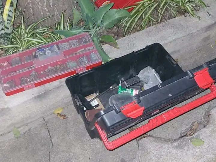 ¿Robó una caja de herramientas y se asustó?: las abandonó en un canasto de basura