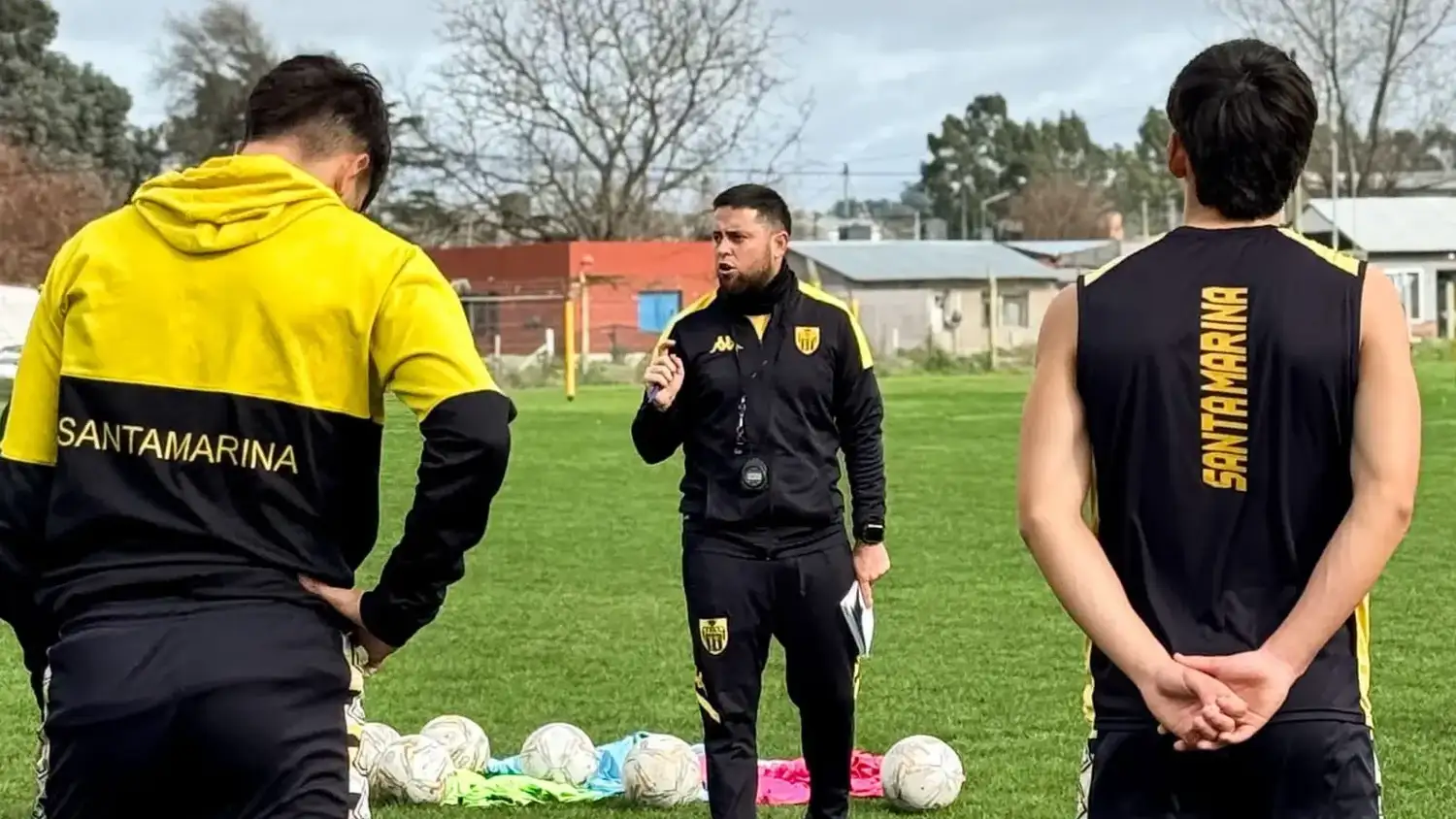 Serantes, nuevo líder futbolístico de un Santamarina que “saldrá a presionar alto y buscar el resultado”