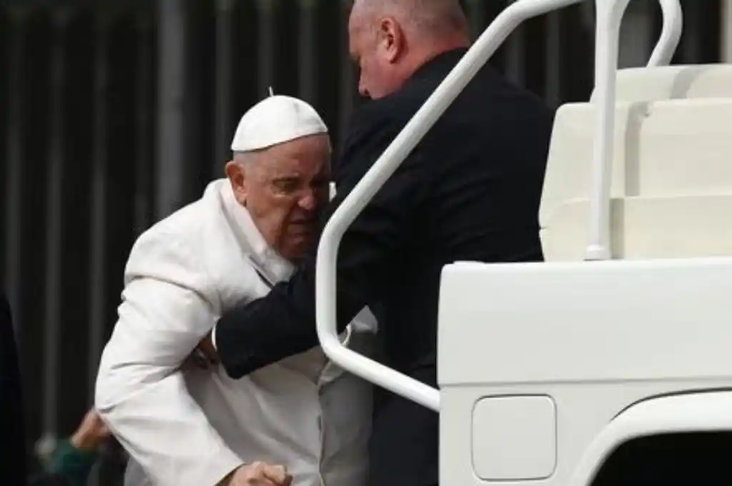 El papa Francisco se encuentra hospitalizado debido a una infección respiratoria