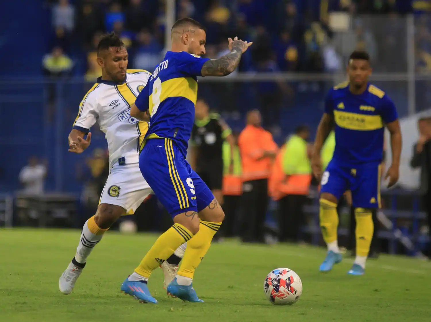 Benedetto, manejando el balón.