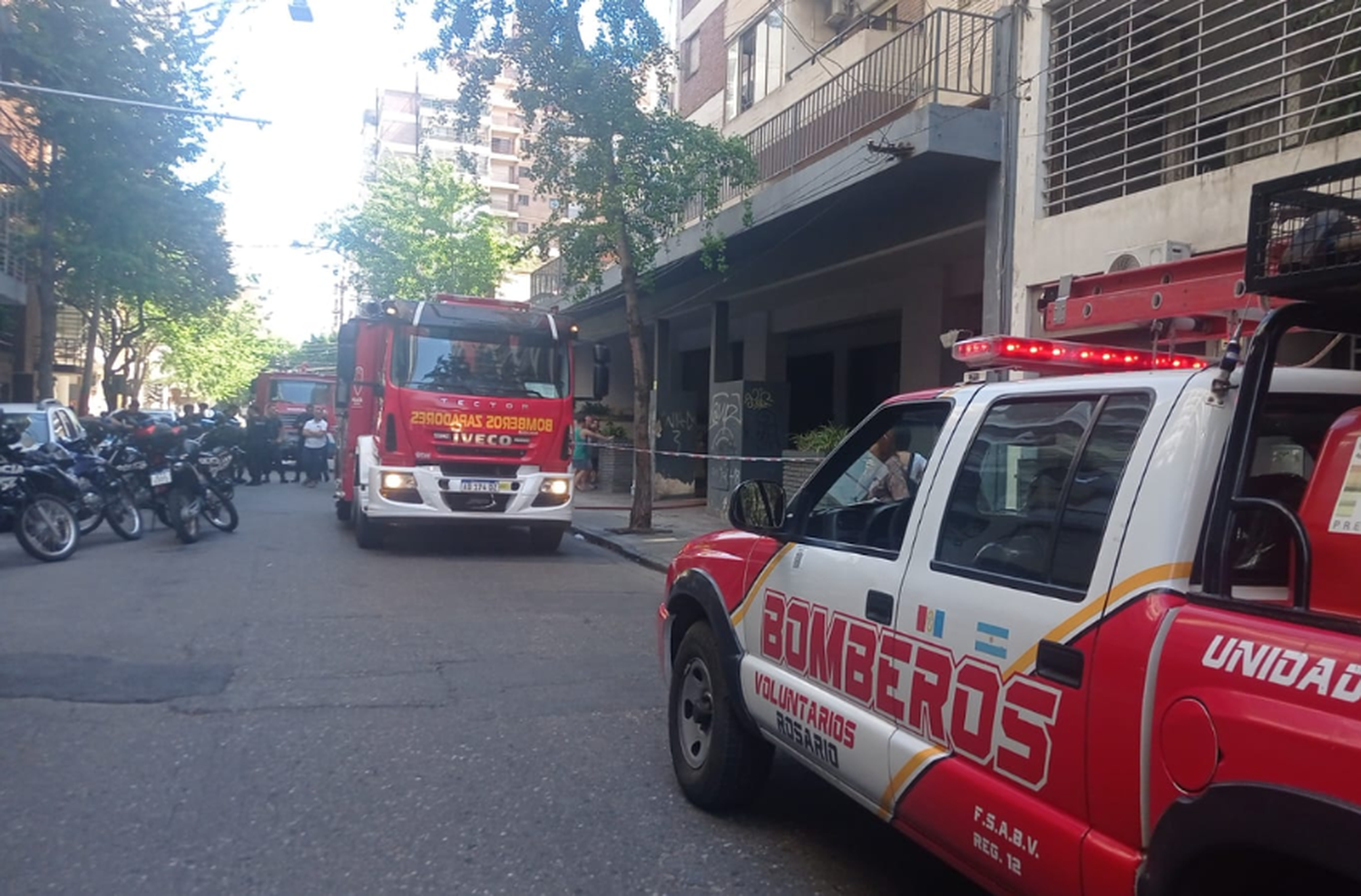 Evacuaron un edificio por un incendio en barrio Martin y los Bomberos trabajan para apagar las llamas