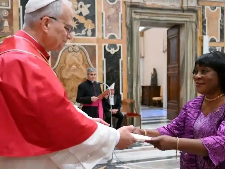 El papa León XIV recibió a los nuevos embajadores ante la Santa Sede.