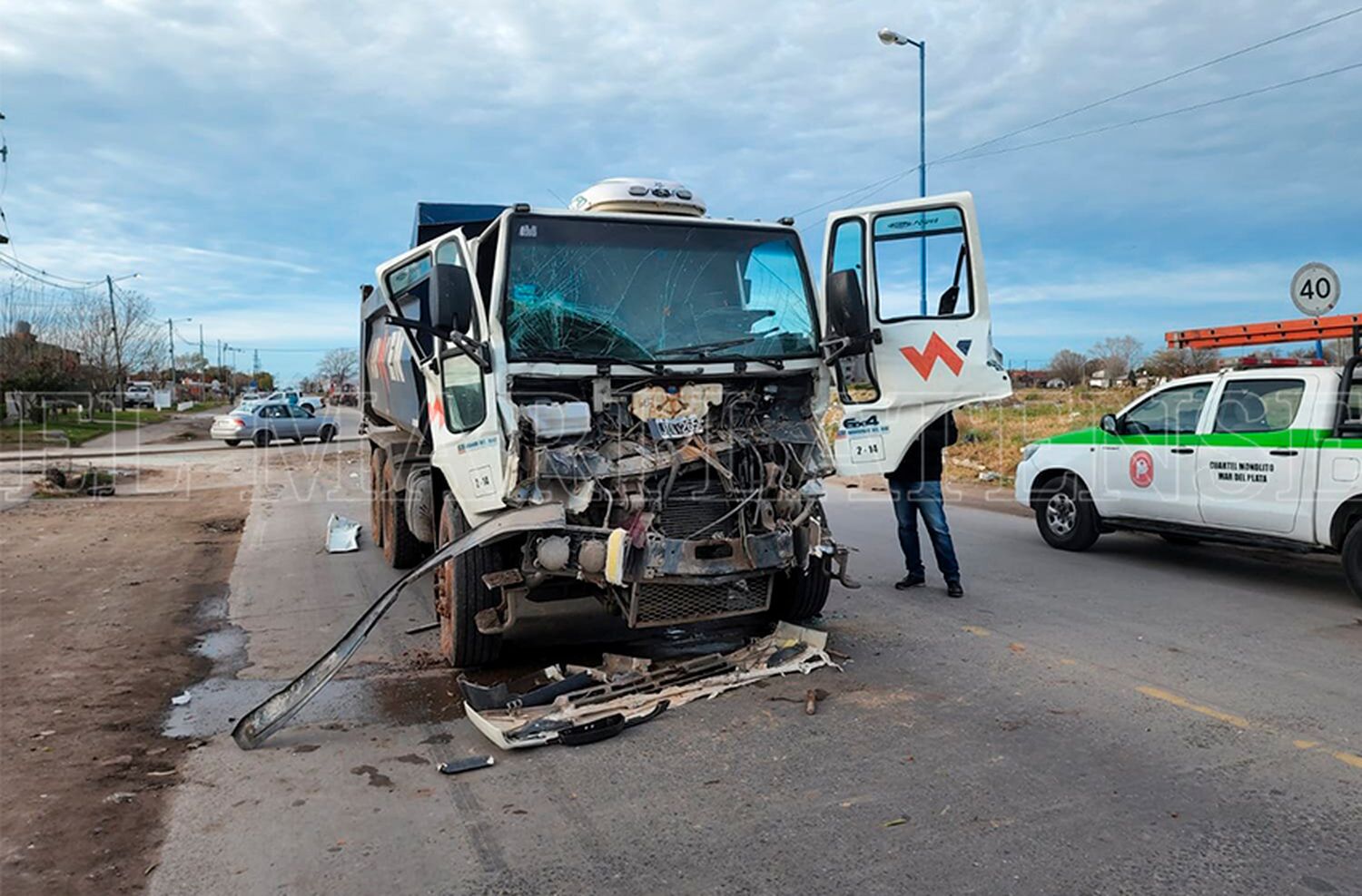 Insólito choque entre dos camiones de la misma empresa dejó un herido grave