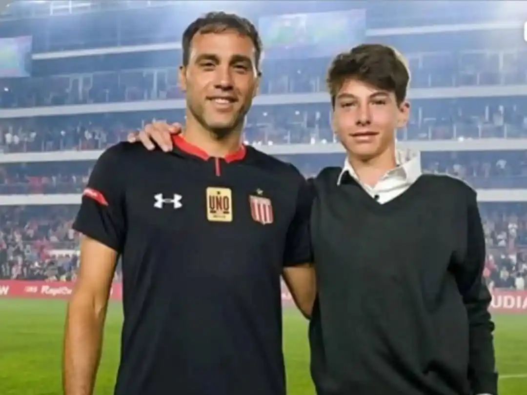 Máximo y su papá cuando todavía era jugador de Estudiantes. Ahora él continúa su legado.