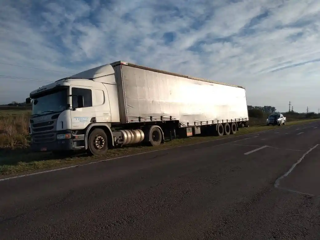 Camionero evitó posible tragedia, tirándose a la banquina