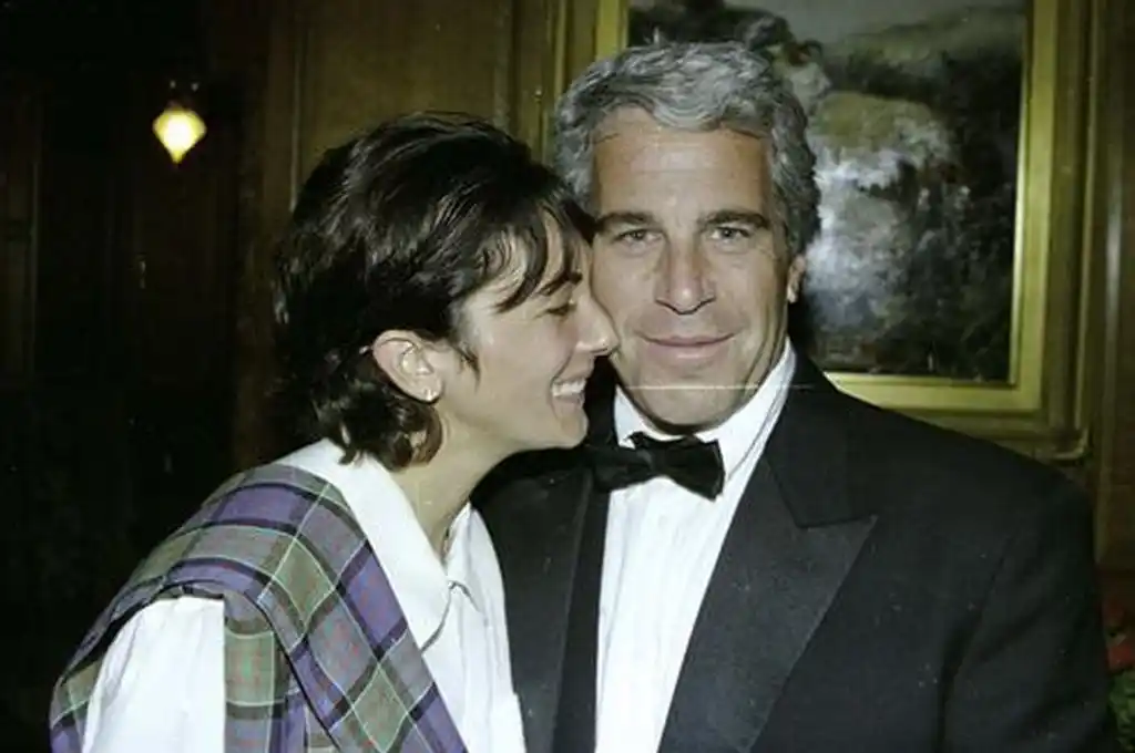 Junto a su pareja y "socia" criminal, Ghislaine Maxwell.
