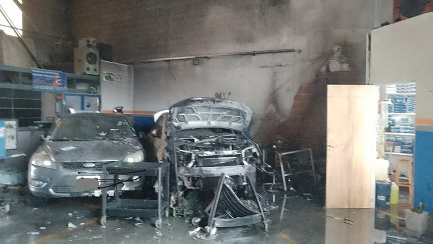 Bomberos Voluntarios acudió a un incendio en taller mecánico que causó daños significativos