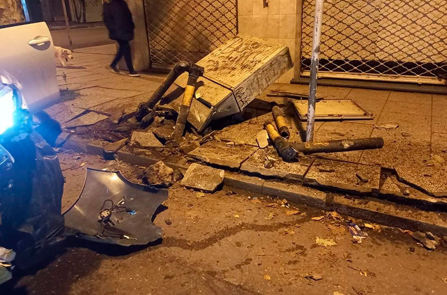 Borracho, un joven de 20 años se despistó y se "tragó" una cabina de luz