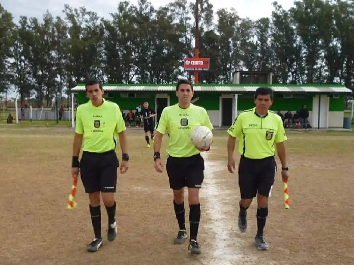 Increíble: En la Liga Regional, sancionan a un arbitro por defenderse 