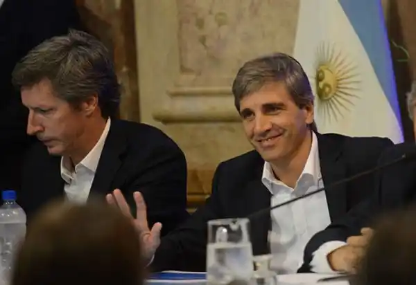 La mano derecha de Caputo cobró fondos del banco donde trabajó antes de ser funcionario