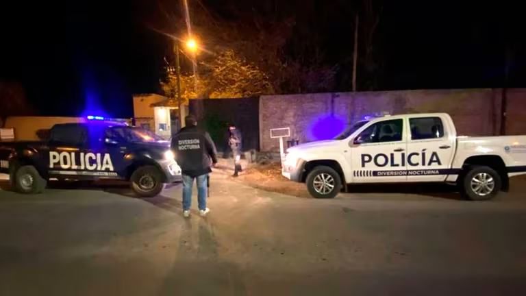 La joven recibió un disparo en el abdomen.