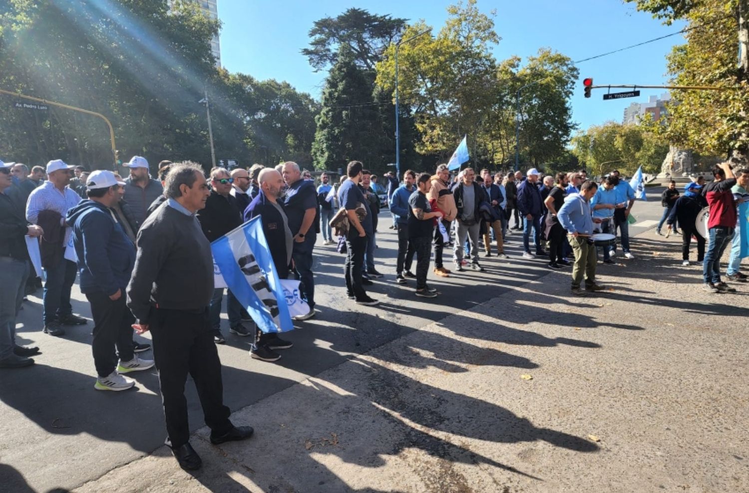 UTA endurece el reclamo: marcharon hacia la Municipalidad y realizan corte en avenida Luro