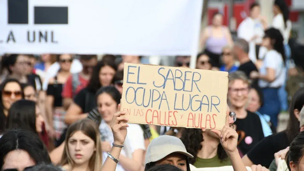 A las marchas y clases públicas, se suman las medidas de fuerza que afectan el dictado de clases en los claustros.