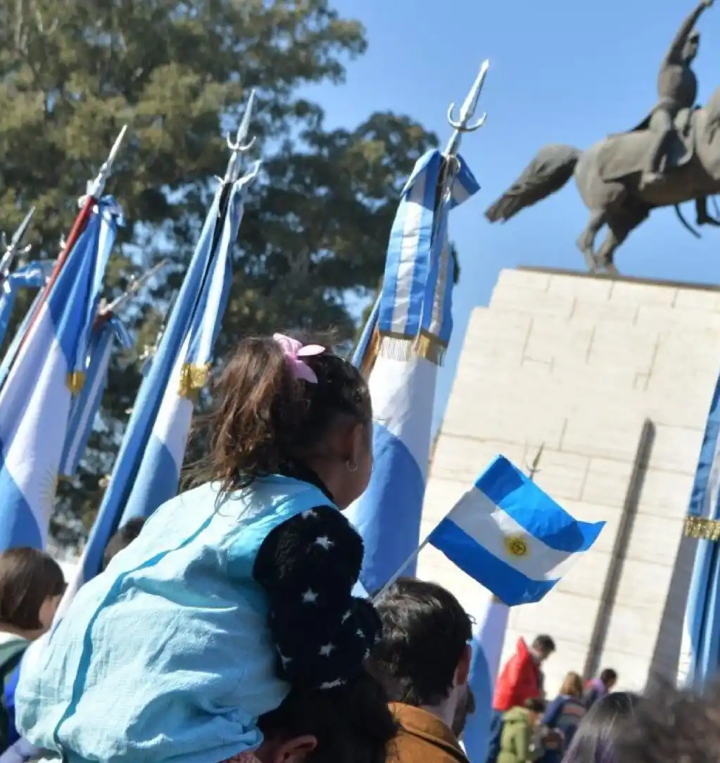 Acto oficial por el Día de la Independencia con Pericón Nacional y desfile patrio