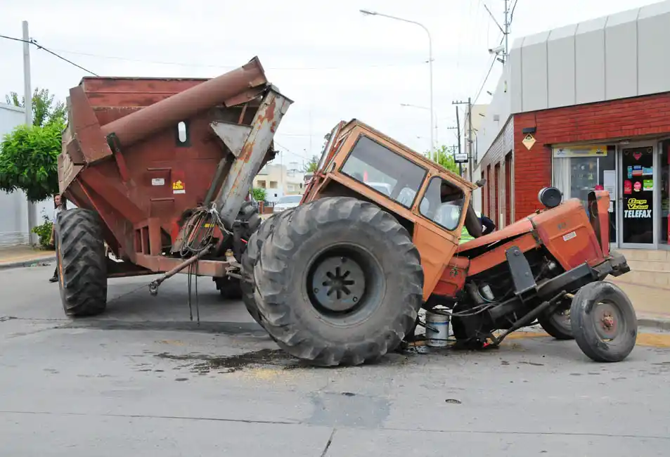 Así fue el tremendo choque entre un tractor y un camión 
