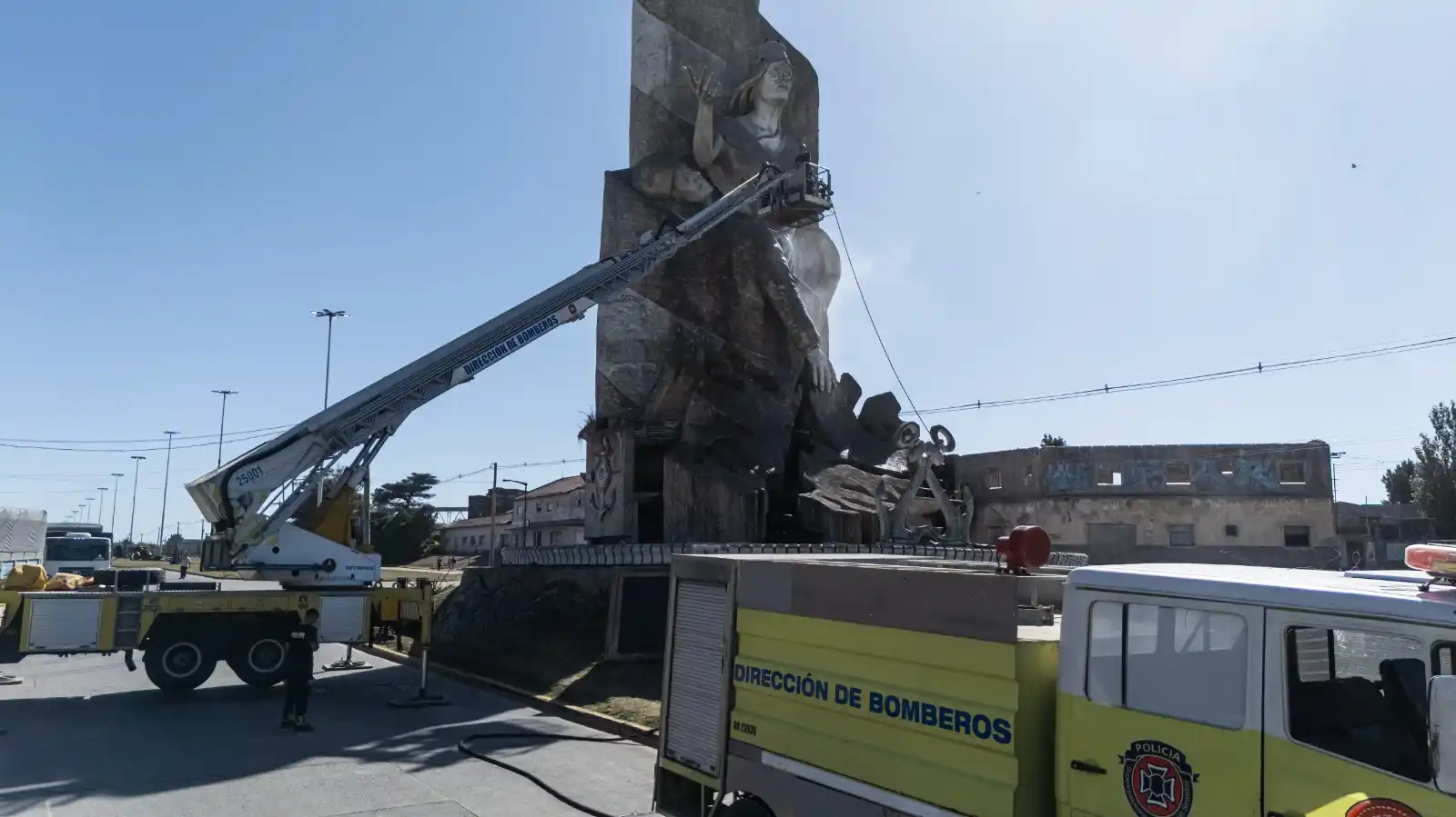 Bomberos realizaron hidrolavado del monumento a Malvinas, de cara al 2 de abril