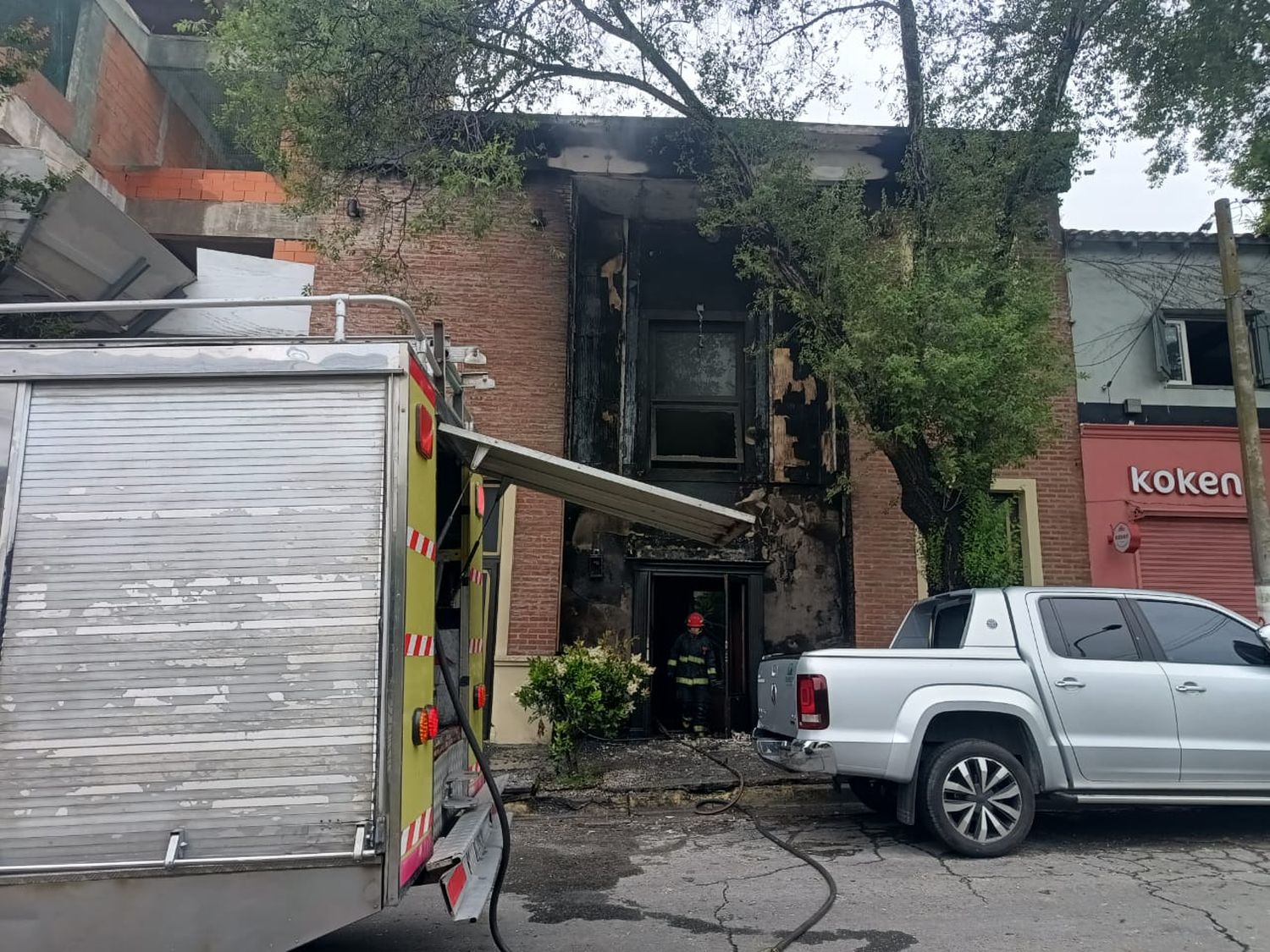 Destrucción total: incendio de un comercio en la zona Playa Grande