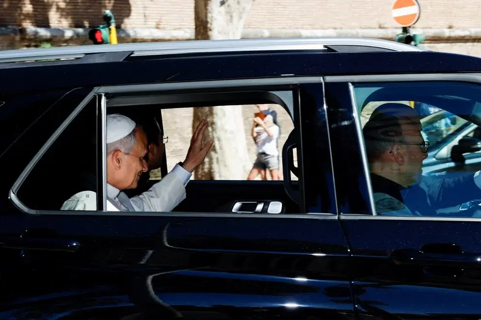 El papa León XIV llegó caminando al sanatorio y será operado este martes
