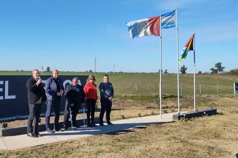Perotti y Calvo en la obra del ingreso a Coronel Fraga