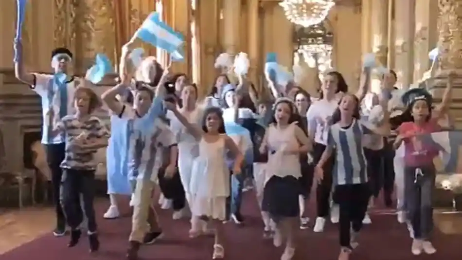 El Coro de Niños del Teatro Colón y su versión de "Muchachos"
